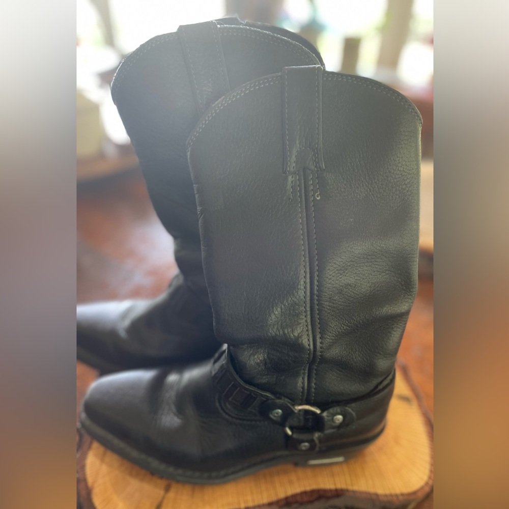 Harley Davidson black riding boots, size 7. Only worn a few times.